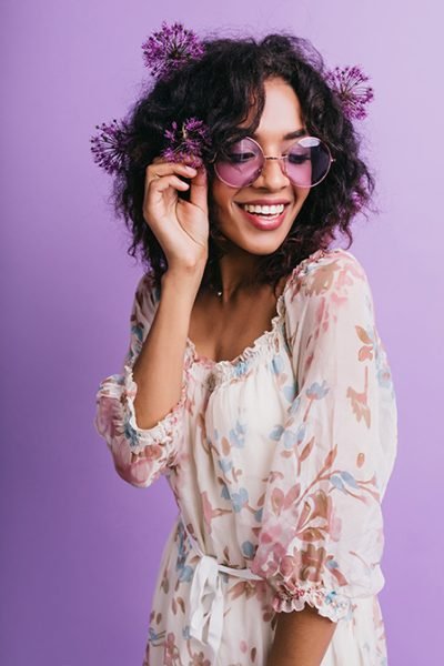 glamorous-african-girl-glasses-having-fun-photoshoot-with-alliums-indoor-photo-positive-female-model-dress-expressing-happiness-2
